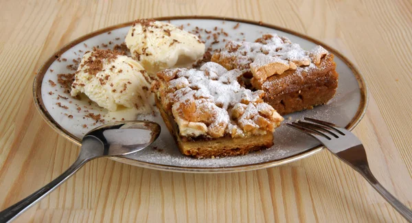 Kuchenstück mit Eis aus nächster Nähe — Stockfoto