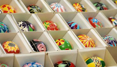 Renkli boyalı Paskalya yumurtaları 