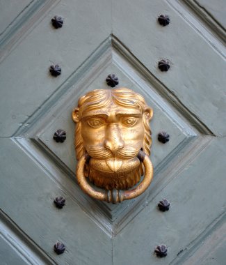 Aslan başlı kapı tokmağı.