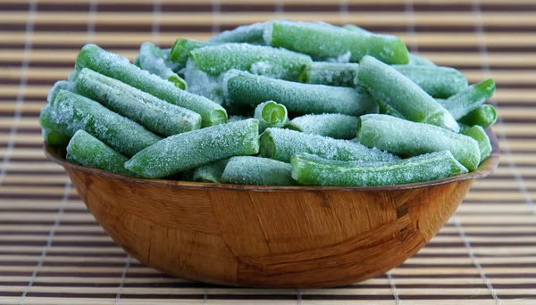 Bevroren asperges peulen in een bord — Stockfoto