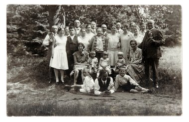 Vintage Fotoğraf: Orta yaş ve gençler açık havada poz