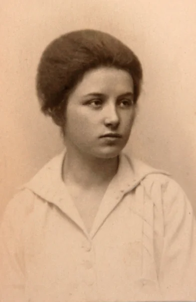 Vintage photo: young woman posing in studio — Stock Photo, Image