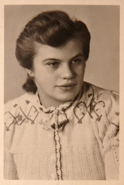 Vintage fotó: fiatal nő pózol stúdió — Stock Fotó