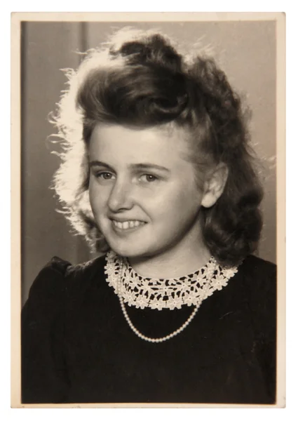 Vintage Fotoğraf: genç kadın stüdyoda poz — Stok fotoğraf
