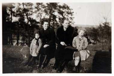 Vintage Fotoğraf: aile açık havada poz 