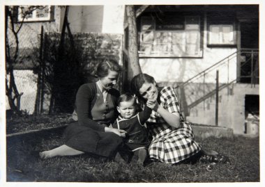 Vintage Fotoğraf: aile açık havada poz