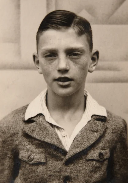 Photo vintage : adolescent posant à l'extérieur — Photo