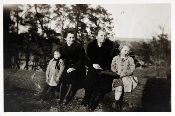 Vintage foto: familie poseren buitenshuis — Stockfoto