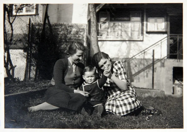 Foto vintage: família posando ao ar livre — Fotografia de Stock