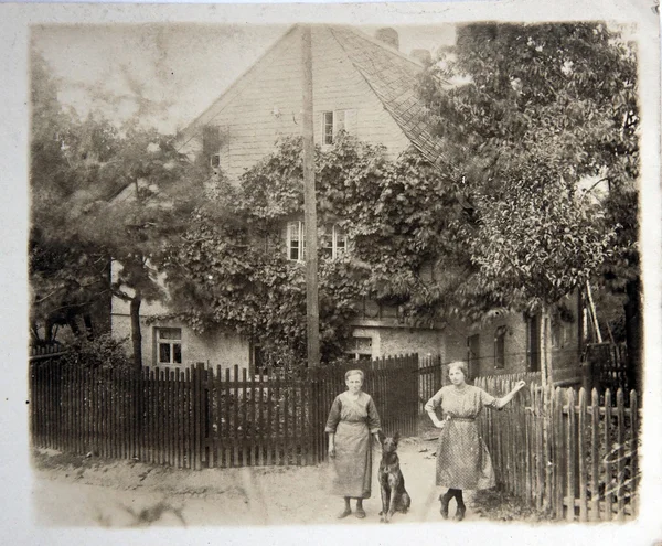 Oldtimer-Foto: Menschen posieren mit Hund — Stockfoto