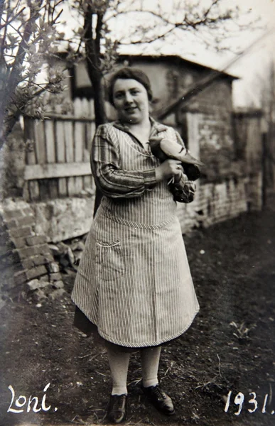 Foto vintage: Donna in posa con una colomba — Foto Stock
