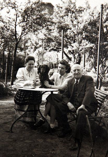 Винтажное фото: Люди позируют с собакой
