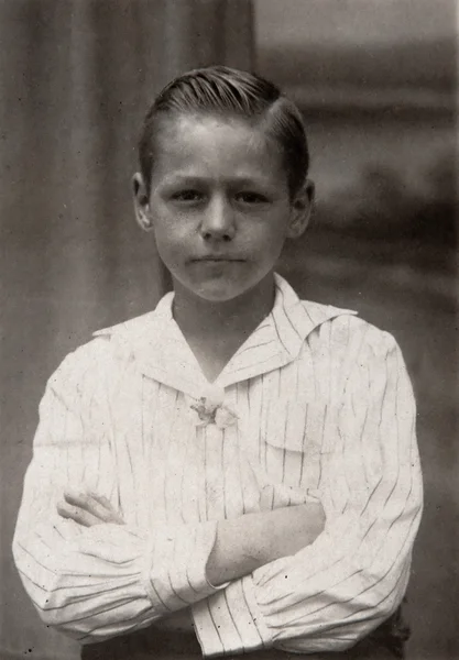 Foto vintage: menino posando ao ar livre Imagens Royalty-Free