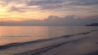 Kumsalda akşam vakti dalgaların yavaş akışı