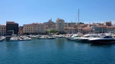 Marsilya, Fransa, 31 Mayıs 2021. Marsilya 'nın eski limanı Vieux Limanı, oradan geçen ve içinde hiç insan olmayan çok sayıda yatı çeken, pitoresk şehir manzarası, ünlü turizm beldesi