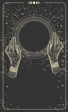 Elleri ve sihirli bir topu olan tarot kartı, mesaj için yer. Siyah zemin üzerinde fotokopi alanı olan modern dikey kart. Astroloji için sihirli maket, geleceğin kehaneti, esrarengiz poster. Vektör