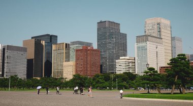 Tokyo, Japonya - 29 Sep 2017. Imperial Palace East Garden 'lı modern binalar. İlk kez 1888 'de inşa edilmiş bir sarayın bahçesinde, Edo Kalesi kalıntıları olan büyük manzaralı bahçeler..
