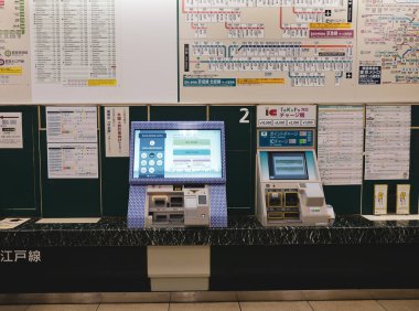 Tokyo, Japonya - 29 Sep 2017. JR İstasyonu 'nda bilet makinesi. Japonya 'daki trenler kültürün bir parçasıdır ve günlük hayatta özel bir yer tutar..