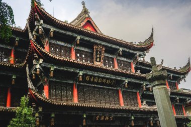 Chengdu, Çin - 20 Ağustos 2016. Çin 'in Chengdu kentindeki Çin tapınağının mimarisi. Chengdu, çoğu ziyaretçinin keyif aldığı birkaç büyük Çin şehrinden biridir..