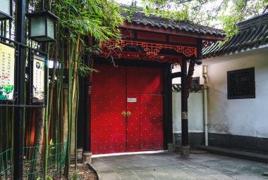 Chengdu, Çin - 20 Ağustos 2016. Çin 'in Chengdu kentindeki Çin tapınağının mimarisi. Chengdu, çoğu ziyaretçinin keyif aldığı birkaç büyük Çin şehrinden biridir..