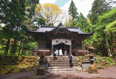 Aomori, Japonya - 16 Mayıs 2017. Ormanın derinliklerindeki antik bir Shinto Tapınağı. Bir tapınak (jinja) kami 'nin yaşadığı ve kami' nin gücünü ve doğasını gösteren kutsal bir yerdir..