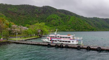 Aomori, Japonya - 16 Mayıs 2017. Japonya, Aomori 'deki Towada Gölü' nün turistik iskelesi. Göl çevresi 46 km ve maksimum derinliği 327 metre..