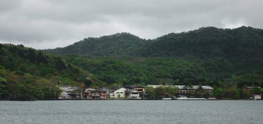 Aomori, Japonya 'daki Towada Gölü manzarası. Towada Gölü Honshu adasındaki en büyük krater gölüdür..