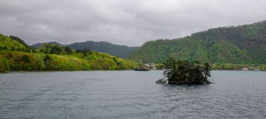 Aomori, Japonya 'daki Towada Gölü manzarası. Towada Gölü Honshu adasındaki en büyük krater gölüdür..