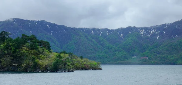 Aomori, Japonya 'daki Towada Gölü manzarası. Towada Gölü Honshu adasındaki en büyük krater gölüdür..