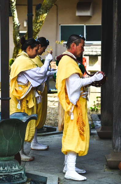 Nara Japão Abril 2019 Monges Budistas Rezando Pagode Antigo Budismo — Fotografia de Stock