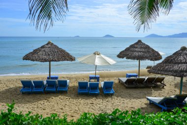 Güneşli bir günde Hoi An, Vietnam 'da rahatlatıcı sandalyeleri olan güzel Cua Dai plajı..