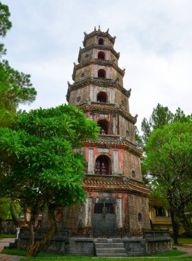 Hue, Vietnam 'daki Antik Thien Mu Pagoda. Hue 'daki en büyüleyici ve en eski tapınaklardan biridir..