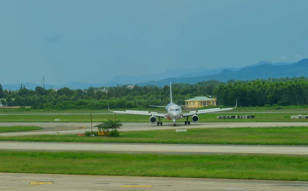 Aereo Passeggeri Sulla Pista Dell Aeroporto Nang Dad Vietnam — Foto Stock