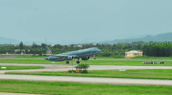 Nang Vietnam Jul Червня 2018 Літак Vietnam Airlines Злітає Аеропорту — стокове фото