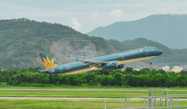 2018年7月23日 越南航空公司的飞机从越南大农机场起飞 大农机场是越南第三大国际机场 — 图库照片