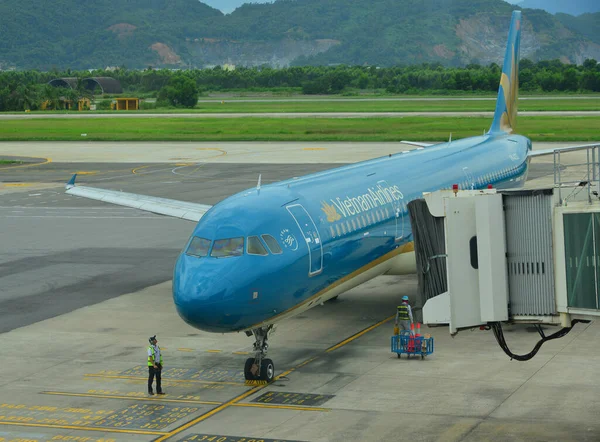 Nang Vietnã Julho 2018 Avião Vietnam Airlines Aterrissando Aeroporto Nang — Fotografia de Stock