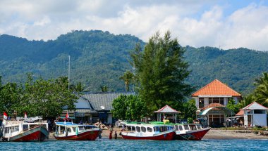 Bali, Endonezya - 16 Nisan 2016. Endonezya 'daki Bali Adası' nda turist iskelesi. Bali brüt bölgesel ürününün yaklaşık yüzde 60 'ı (PDRB) turizmden geliyor.