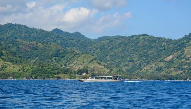 Gili, Endonezya - 17 Nisan 2016. Endonezya 'nın Gili Adaları' nda yaz mevsiminde güzel bir deniz manzarası. Gili, güzel beyaz kumlu plajları ve renkli mercan resifleriyle tanınır..