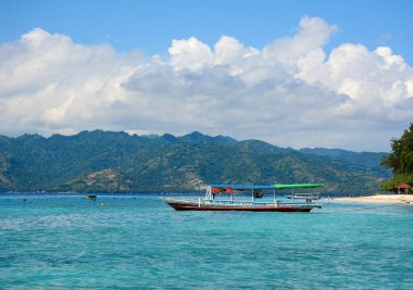 Gili, Endonezya - 17 Nisan 2016. Endonezya 'nın Gili Adaları' nda yaz mevsiminde güzel bir deniz manzarası. Gili, güzel beyaz kumlu plajları ve renkli mercan resifleriyle tanınır..