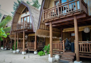 Lombok, Endonezya - 17 Nisan 2016. Lombok Adası, Endonezya 'daki sahil oteli. Lombok, bozulmamış doğası ve harika plajlarıyla ziyaretçileri cezbediyor..