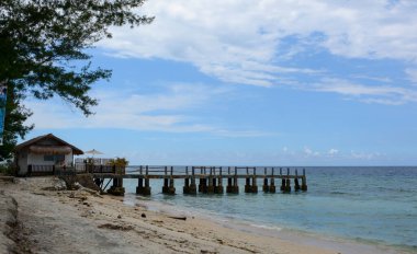 Gili Adaları, Endonezya 'daki tatil köyü köprüsü. Gili, güzel beyaz kumlu plajları ve renkli mercan resifleriyle tanınır..