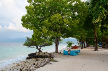 Endonezya 'nın Gili Adaları' nda yaz mevsiminde güzel bir deniz manzarası. Gili, güzel beyaz kumlu plajları ve renkli mercan resifleriyle tanınır..