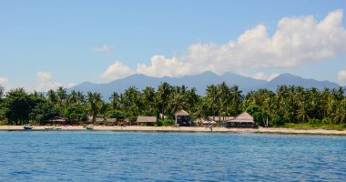 Endonezya 'nın Gili Adaları' nda yaz mevsiminde güzel bir deniz manzarası. Gili, güzel beyaz kumlu plajları ve renkli mercan resifleriyle tanınır..
