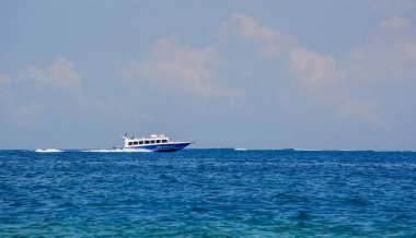 Gili, Endonezya - 17 Nisan 2016. Endonezya 'nın Gili Adaları' nda yaz mevsiminde güzel bir deniz manzarası. Gili, güzel beyaz kumlu plajları ve renkli mercan resifleriyle tanınır..