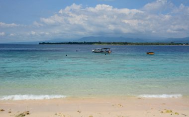 Gili, Endonezya - 17 Nisan 2016. Endonezya 'nın Gili Adaları' nda yaz mevsiminde güzel bir deniz manzarası. Gili, güzel beyaz kumlu plajları ve renkli mercan resifleriyle tanınır..