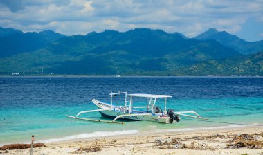 Gili, Endonezya - 17 Nisan 2016. Endonezya 'nın Gili Adaları' nda yaz mevsiminde güzel bir deniz manzarası. Gili, güzel beyaz kumlu plajları ve renkli mercan resifleriyle tanınır..