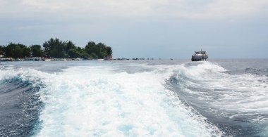 Endonezya 'nın Gili Adaları' nda yaz mevsiminde güzel bir deniz manzarası. Gili, güzel beyaz kumlu plajları ve renkli mercan resifleriyle tanınır..