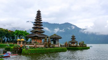 Endonezya, Bali Adası 'ndaki Ulun Danu Beratan Tapınağı. 1633 'te inşa edilen tapınak, Bali sularına adanmış adak ve törenler için kullanılıyor..