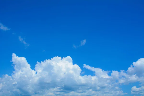 Céu Azul Nuvens Fundo Conceito Natureza Para Design Viagens — Fotografia de Stock