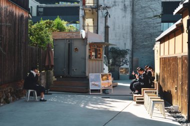 Kyoto, Japonya - 13 Kasım 2019. Kyoto Eski Kasabası 'nın açık kahve dükkanı. Kyoto, Edo Hanedanı 'nın eski başkenti ve modern Japonya' nın kültürel ve sanatsal merkezidir..